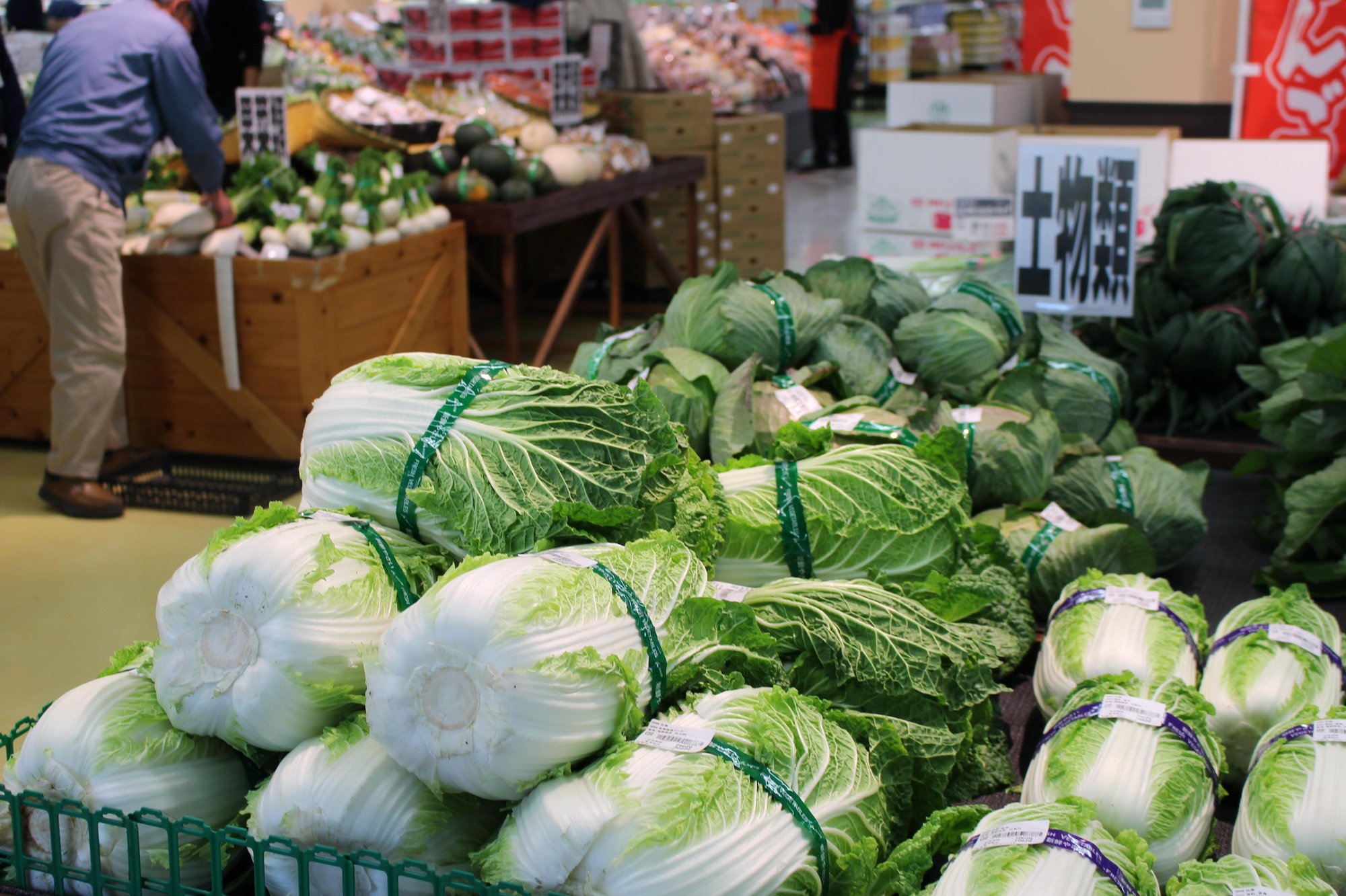 地元生産者が丹精こめて育てた旬の野菜なども品揃えしています
