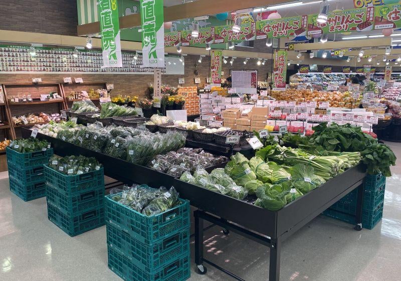 地元生産者が愛情込めて育てた新鮮な野菜・果物が並びます